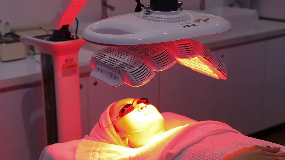 : Ánh sáng 633nm và 830nm hỗ trợ làm dịu và tăng ẩm cho da