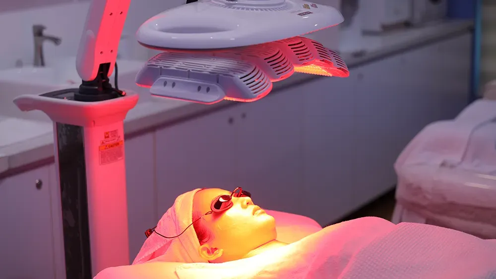 Làm dịu và phục hồi da bằng ánh sáng 830nm