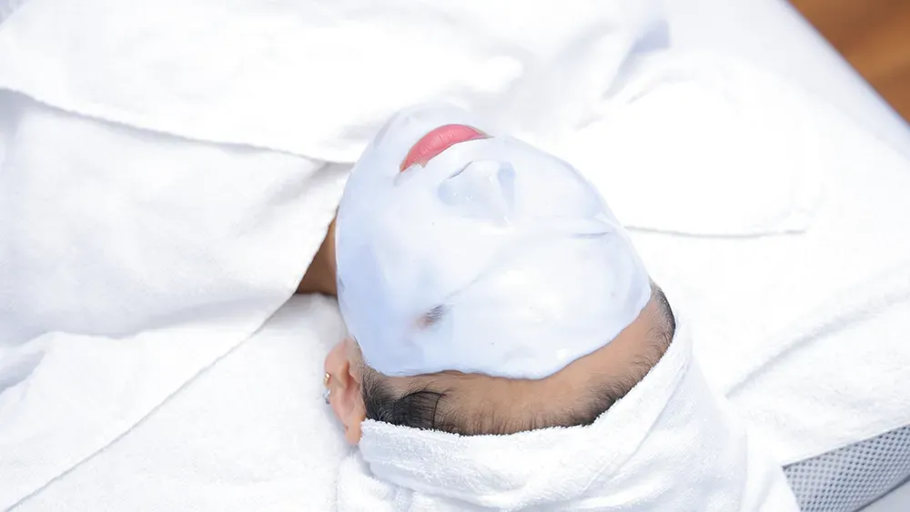 Dưỡng ẩm khóa ẩm, làm mềm da và thoa chống nắng để giữ da sáng mịn