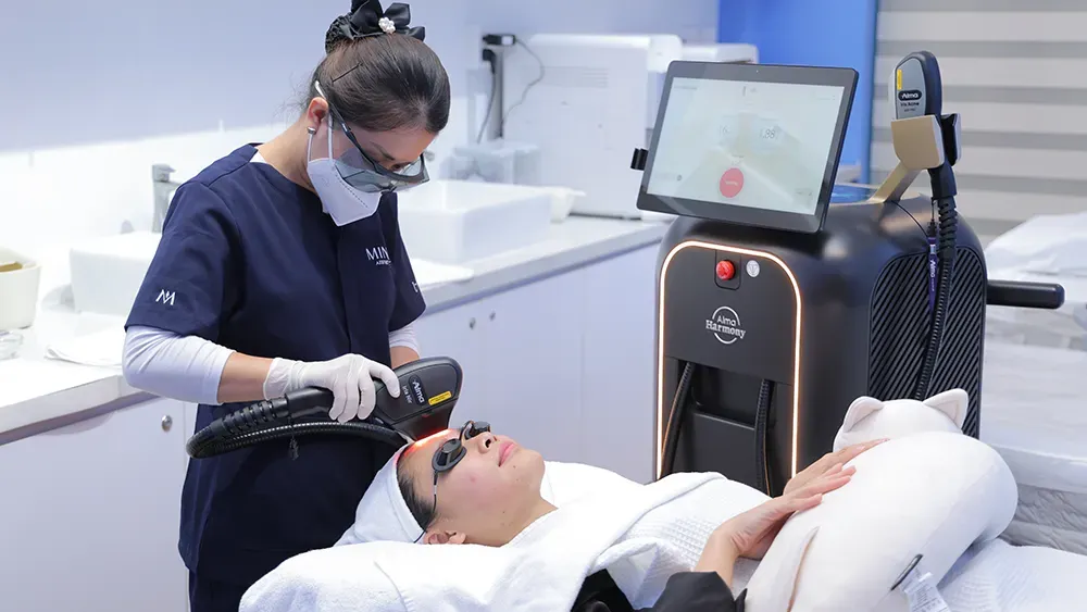 NIR kích thích collagen–elastin, phối hợp SR 570 làm sáng và đều màu da.