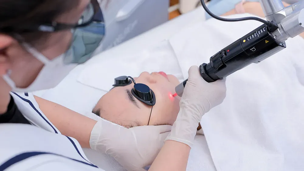 Picosure dùng tia laser 755nm độc quyền tác động trực tiếp lên da.