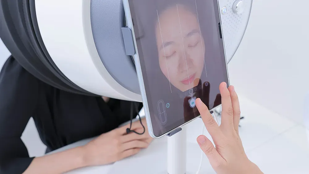 Thăm khám da qua máy soi đánh giá tình trạng da