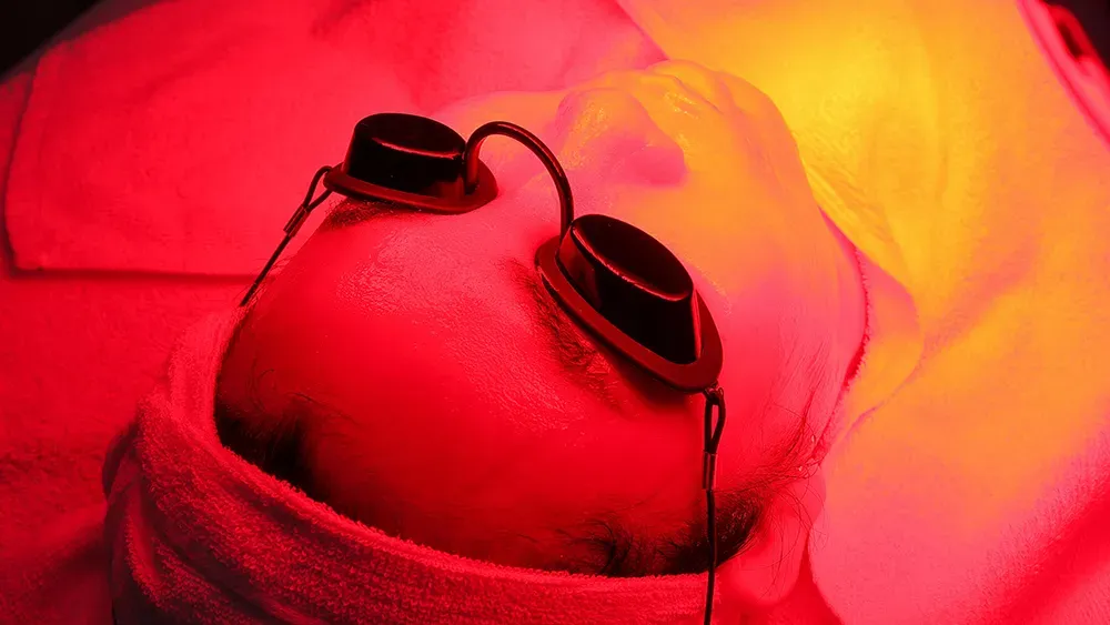 Ứng dụng ánh sáng sinh học Healite II trong liệu trình làm dịu và tái tạo da